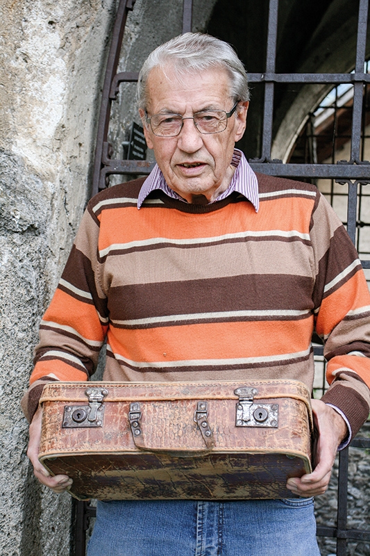 Robert Luzius Wolf, geboren 1941, Laatsch, mit dem  Dokumentenköfferle, das er als Bub in Ried in Oberösterreich bei jedem Fliegeralarm mit in den Luftschutzbunker nehmen und darauf aufpassen musste. 