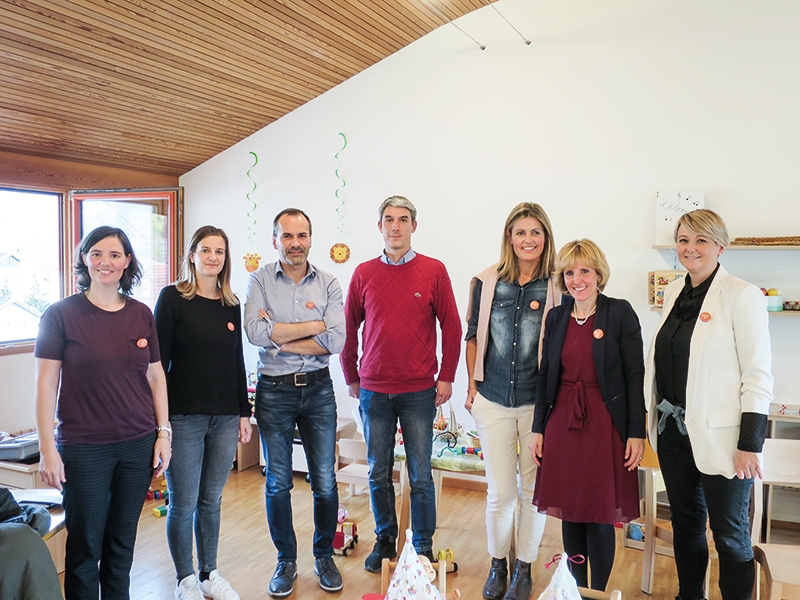 Eine offene Frage- und Gesprächsrunde gab es in den Räumlichkeiten vom Elki Schlanders. V.l.: Christiane Pircher vom Elki, Barbara Schuler, Alex Piras und Andrea Mizzau vom ASGB, Claudia Messner, LRin Waltraud Deeg und Michela Morandini