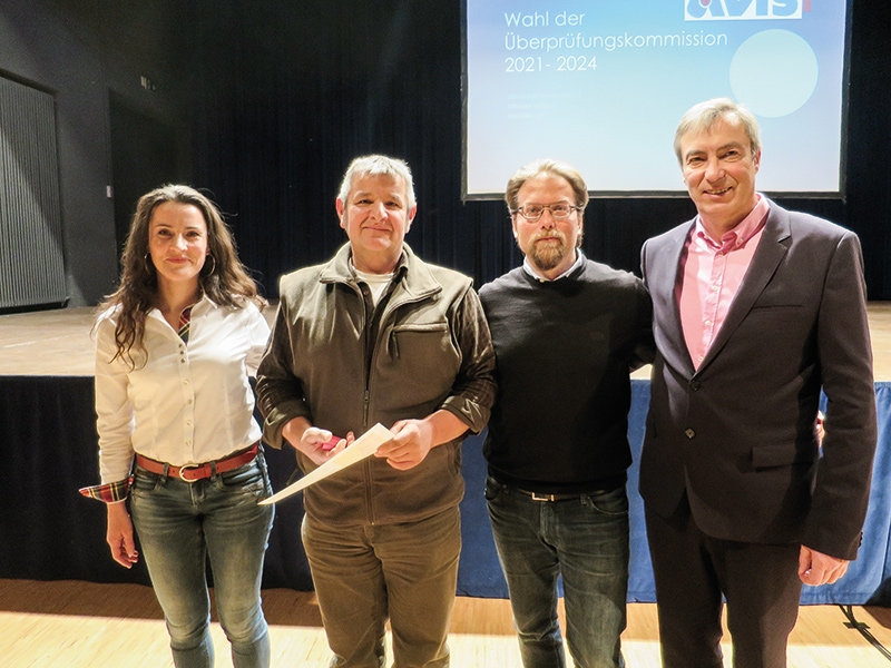 Zur Generalversammlung trafen sich die Blutspender des Vinschgaus im Kulturhaus von Schlanders: V.l.: Nadine Flora (Vizepräsidentin), Othmar Stricker (Ehrung Gold), Diego Massardi (Landespräsident) und Roland Wallnöfer (Präsident der Blutspender im Vinschgau)  