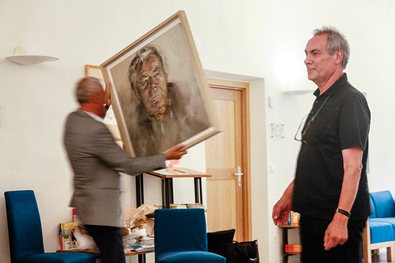 Gotthard Bonell schenkt der Stadt Glurns ein Porträt von Paul Flora 