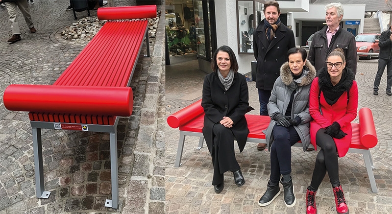 Die Rote Bank in Naturns; Gemeinsamer Einsatz gegen Gewalt an Frauen vorne v. l.: Referentin Astrid Pichler, Initiatorin Wally Alber und die Vertreterin des Vereins „Es geat di a un“ Marion Flarer, hinten v. l. BM Zeno Christanell und der Künstler Erich Kofler Fuchsberg 