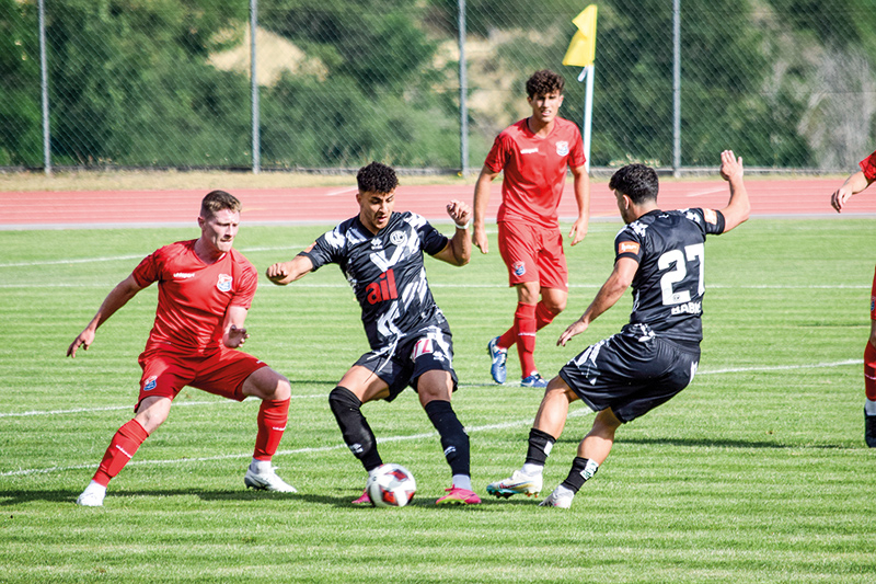 Die Partie zwischen dem  FC Lugano (schwarzes Trikot) und Unterhaching  endete mit einem Unentschieden.