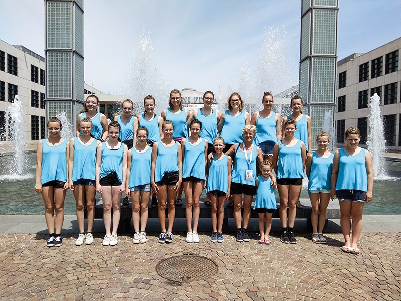 Die Tänzerinnen der U15 mit Lotte Gamper und den Begleitpersonen vor der Rimini Fiera