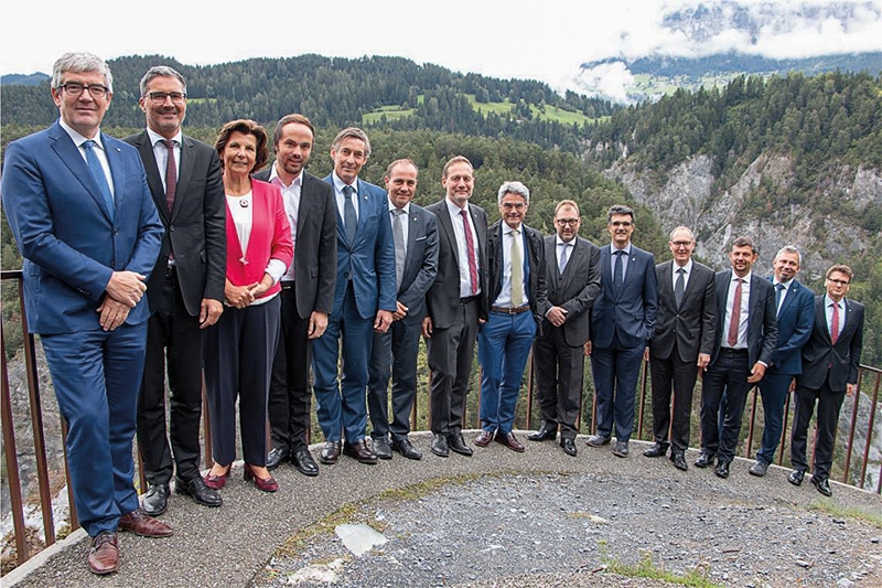 Interessantes Rahmenprogramm für die Regierungen von Südtirol und Graubünden: hoch über der Rheinschlucht in Valendas. (Foto Standeskanzlei Graubünden)