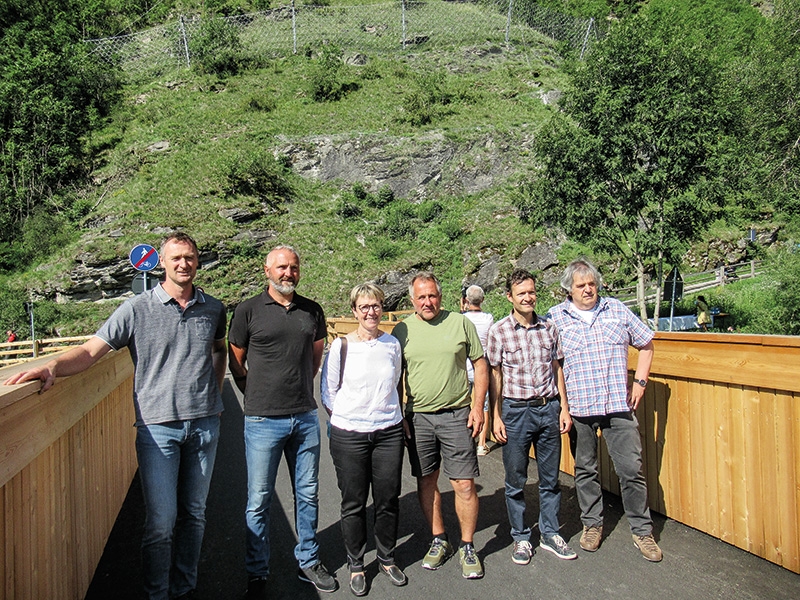 Am 12. August wurde das rund 1 km lange Teilstück des Radweges zwischen Schleis und Laatsch bei der neuen Brücke offiziell eröffnet. V. l.: BM Josef Thurner, Gemeindereferent Andreas Pobitzer, Generalsekretärin Monika Platzgummer Spiess, Toni Monz vom Tourismusverein Tiroler Oberland, Peter Paul Gamper vom Amt für europäische Integration und Friedl Sapelza vom GWR-Spondinig. 