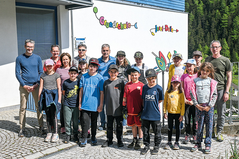Schüler, Lehrpersonal und Mitarbeiter der Raiffeisenkasse nach der Müllsammelaktion