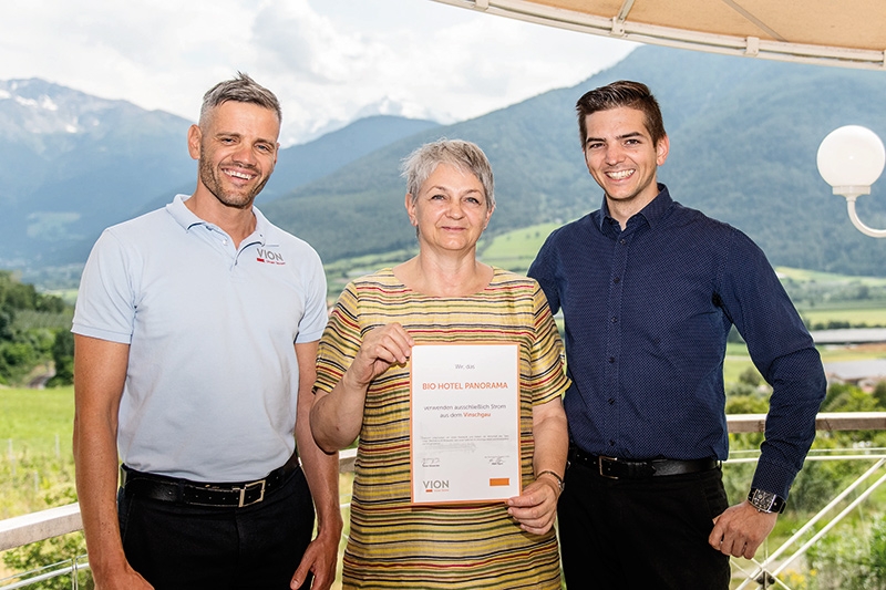 Bei der Diplomübergabe im Bio Hotel Panorama v.l.: Alexander Telser (VION), Thea und Georg Steiner