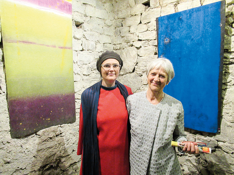 Die Ausstellung in der Bibliothek Schlandersburng ist wie eine Einladung zum Innehalten, Schauen und Spüren. V. l. Sonja Steger und Margit Nagler Lanzendörfer