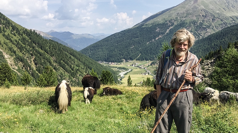 Reinhold Messner an der Mittelstation der Seilbahen Sulden mit seinen Yaks