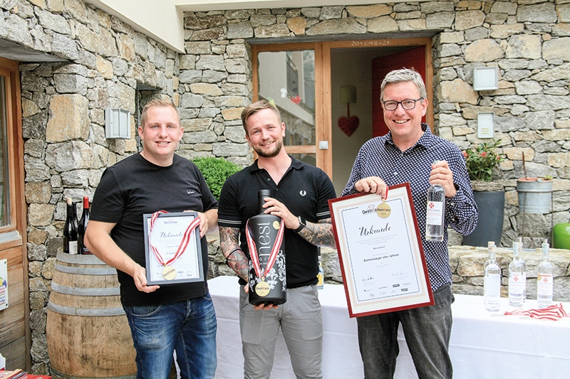 Große Freude bei den Destillata-Siegern aus dem Vinschgau v.l.: Peter Paul Schweitzer (Getränke Schweitzer Latsch), Matthias Gamper (Hotel Adlernest in Schnals) und Heiner Pohl vom Marinushof in Kastelbell