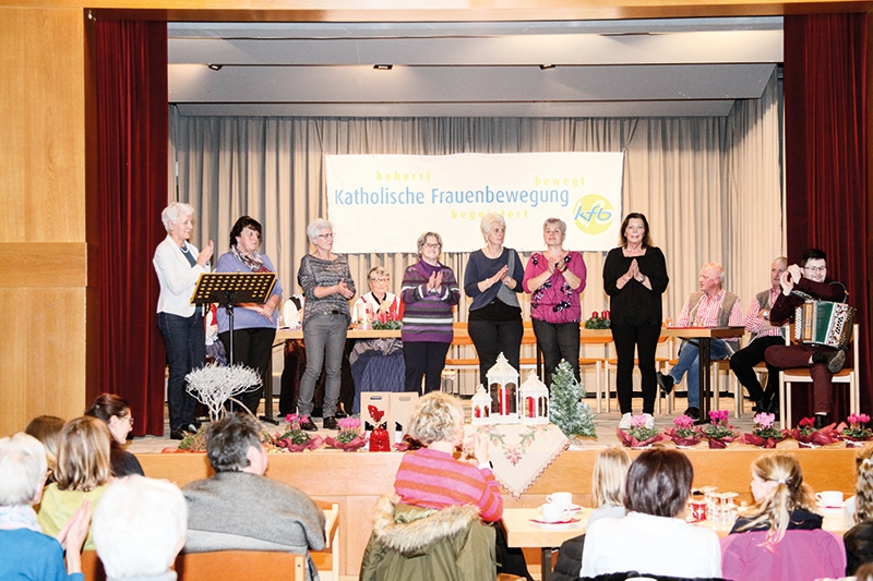 v.l.: Die Mitarbeiterinnen der Katholischen Frauenbewegung Rabland mit Manuel Lampugnani (rechts)