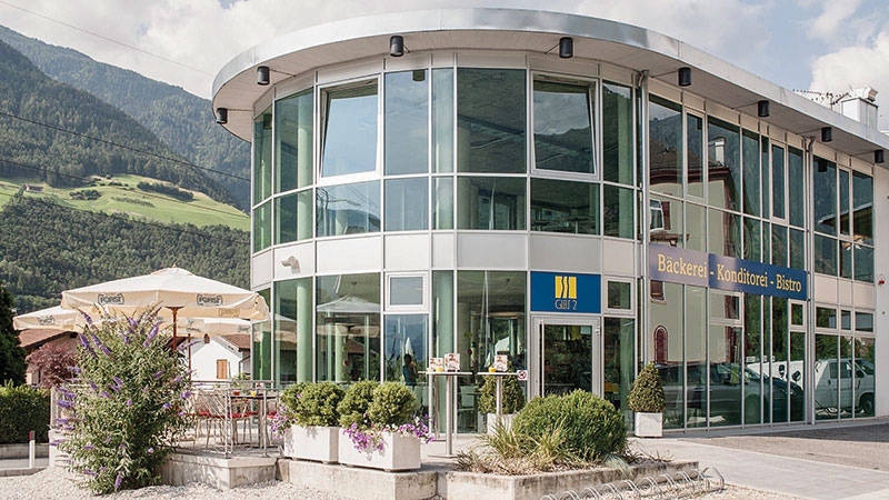 Die Bahnhofbar und Bäckerei ,,Gleis 2“ in Naturns hat glücklicherweise nicht viel von der Corona-Krise gespürt. Anders ist es allerdings mit den Bahnhofbars im Obervinschgau.
