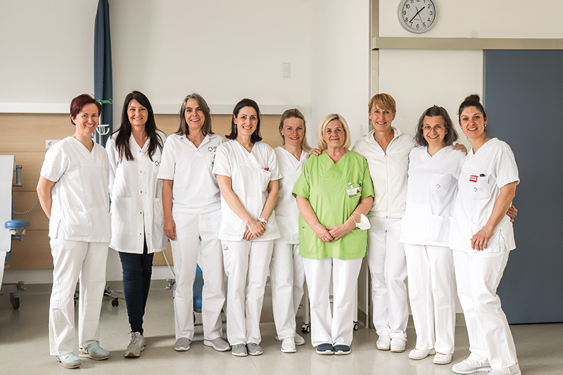 v. l. Heidi Innerhofer, Sara Vanzo, Renate Schwembacher, Renate Gianordoli, Manuela Gluderer, Claudia Fischnaller, Susanne Pragal, Mirta Kerschbamer und Karin Thanei (es fehlen im Bild Irene Vonmetz, Lukas Schwarz, Ruth Warger, Astrid Stecher und Petra Gufler