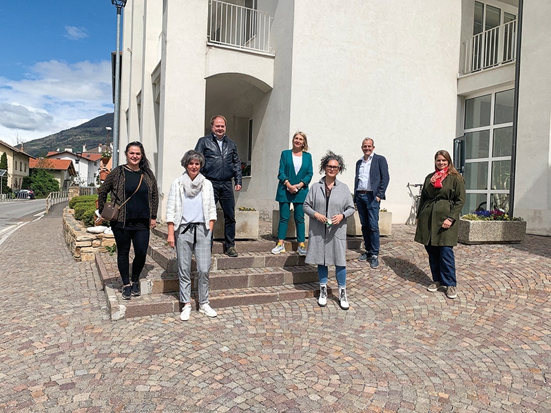 v. l. Charlene Kofler (Vertreterin der Gastronomie im hds), Lore Stecher (hds-Ortsausschuss), die Gemeindereferenten Elfriede Kirmaier und Arnold Rieger, Bürgermeisterin  Verena Tröger, hds-Ortsobmann Dietmar Spechtenhauser und Bezirksleiterin Karin Meister.