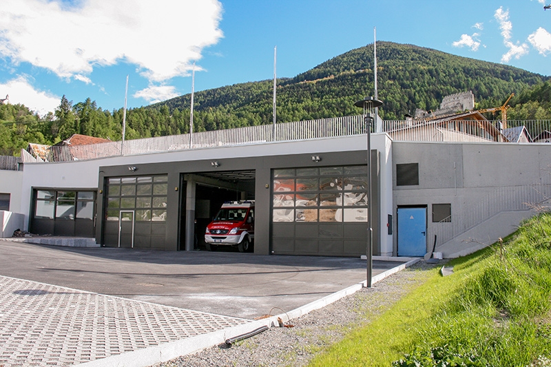 Die Halle der Freiwilligen Feuerwehr Lichtenberg wurde in den Hang eingebettet. Das Flachdach ermöglichte die Dorfplatz-Vergrößerung 