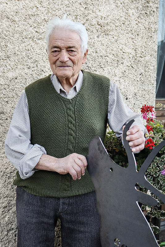Serafin Heinisch, Jg. 1933, Matsch. Die Hirschfigur aus Metall ist ein Geschenk seiner Jagdkollegen zum 90. Geburtstag. Ihm zu Ehren spielte auch die Musikkapelle Matsch, so wie es bei den runden Geburtstagen aller über 80-Jährigen im Dorf üblich ist.    
