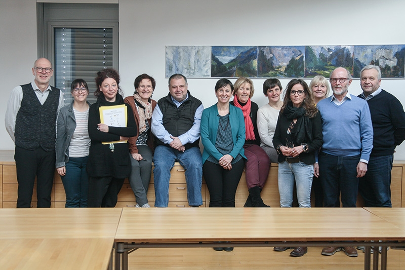 Die Kerngruppe „Demenzfreundlicher Vinschgau v.l.: Konrad Raffeiner (Martinsheim Mals), Katharina Horrer (Sozialdienst am KH Meran), Iris Cagalli (Seniorenwohneheim Annenberg Latsch), Sibille Tschenett (Wohn- und Pflegeheim St. Sisinius Laas und Alten- und Pflegeheim Schluderns), Christoph Tumler (Bürgerheim Schlanders), Walburg Wielander (Koordinatorin Pflege- und Betreuungsdienst in der BZG Vinschgau), Annemarie Kainz (Kerngruppe), Margit Stricker (Kerngruppe), Karin Tschurtschenthaler (Direktorin der Sozialdienste BZG Vinschgau), Eva Trenkwalder (Gesundheitsbezirk Meran, Robert Peer (ASAA) und Heinrich Fliri (Bezirksvorsitzender des KVW Vinschgau)