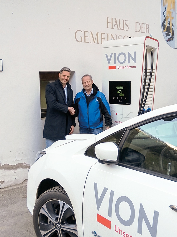 VION-Geschäftsführer  Alexander Telser und der Schnalser BM Karl Josef Rainer freuen sich über die Inbetriebnahme der Schnellladestation und damit über den Schritt in die Zukunft