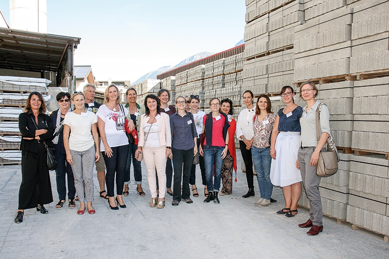 Die Wnet-Frauen bei ihrem Rundgang durch das Gelände der Firma Schönthaler Baustoff GmbH in Eyrs