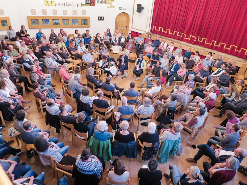 Im inneren Kreis wurde diskutiert. Die Zuhörer saßen im äußeren Kreis. Die Debatte in Mals hat wiederum gezeigt, dass sich vor allem Menschen von außen an den Debatten beteiligen, weniger die Menschen aus Mals.