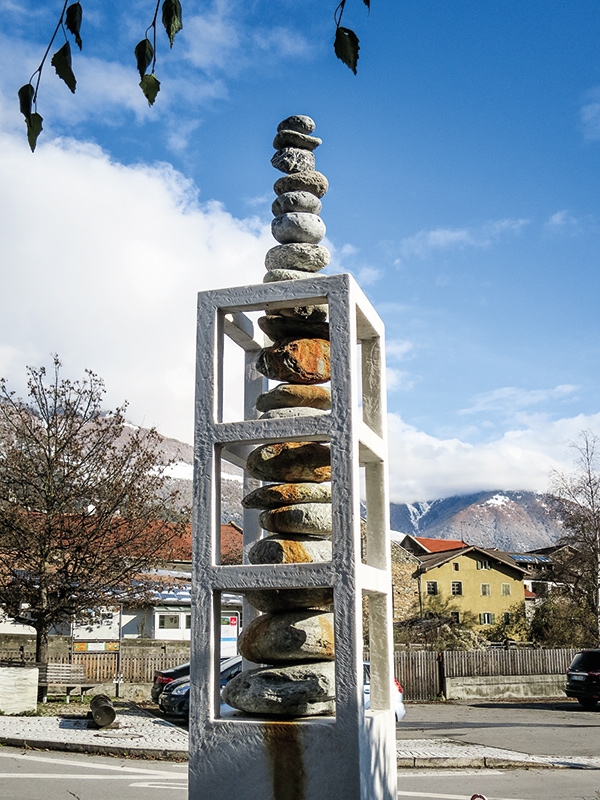 Auch in der Dorfmitte von Laas steht eine Säule der Freiheit. Sie stammt vom Künstler Günther Schrade und symbolisiert die Freiheit als Ausbruch von Normen und Zwängen. Das neue Projekt des Künstlers Alfred Mevissen heißt „Art moves Europe“.