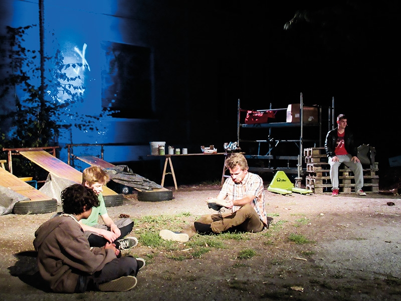 Premiere des Freilichttheaters in der ex Drususkaserne am 3. September, aufgeführt vom Jugendtheater Vinschgau (Juvi) V. l.: Jakob Al Hasan, Noah Frischmann, Matthias Gabl und Marian Horrer.