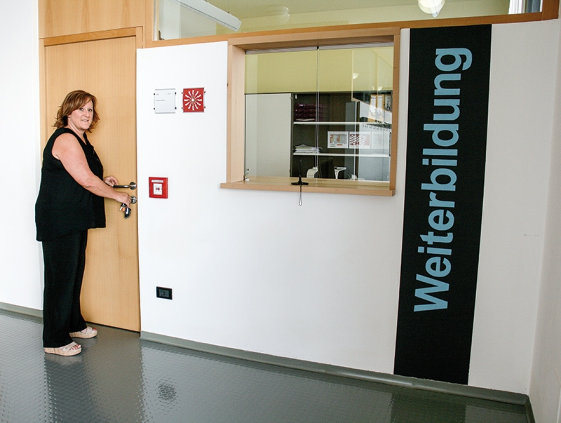 Virginia Tanzer,  die Direktorin an der Landesberufsschule Schlanders, hofft, dass sie die Tür zur „Beruflichen Weiterbildung für Erwachsene“ nicht  gänzlich zusperren muss.