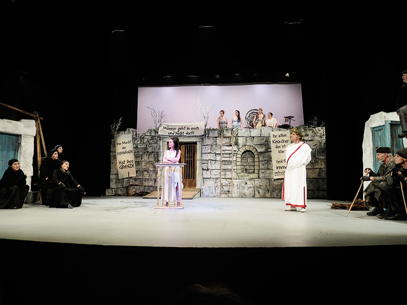 Spannend vom Anfang bis zum Ende, abwechslungsreich, teilweise turbulent und unterhaltsam ist das neue Theaterstück „Lysistrata“ der Bezirksbühne Vinschgau. Unter der Gesamtleitung von Konrad Lechthaler, der Regie von Christoph Brück und der Regieassistenz von Barbara Klotz wird eine antike Komödie in Schlanders aufgeführt. Für die musikalische Begleitung sorgt Fritz Wielander. 