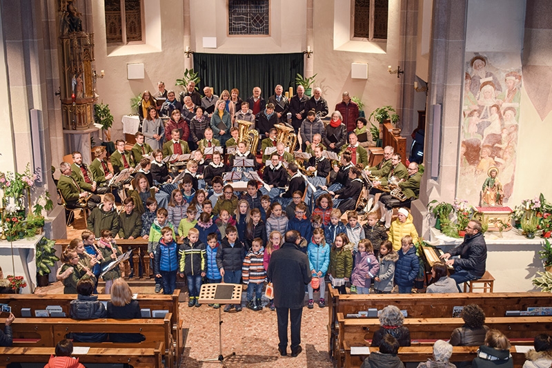 Kirchenchor, Musikkapelle und Schulchor berührten die Menschen in der Glurnser Pfarrkirche.  Am Sonntag,  22. Dezember geben dort der Männerchor Neustift und der Vinschger Chor ein Adventkonzert. Beginn ist 17.00 Uhr