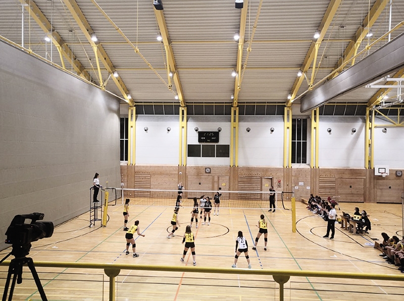 Volleyballspiel in Schlanders in Zeiten von Covid-19: auf der Bank mit Mundschutz, im Spiel ohne.
