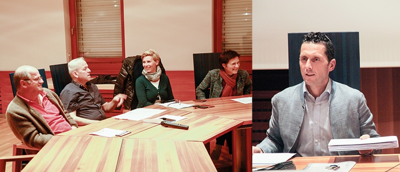 Johann Ziernheld, Peppi Stecher, Ruth Fabi und Sibille Tschenett von der Offenen Gemeindeliste Mals stellen Fragen und bekommen oftmals unbefriedigende Antworten von BM Ulrich Veith