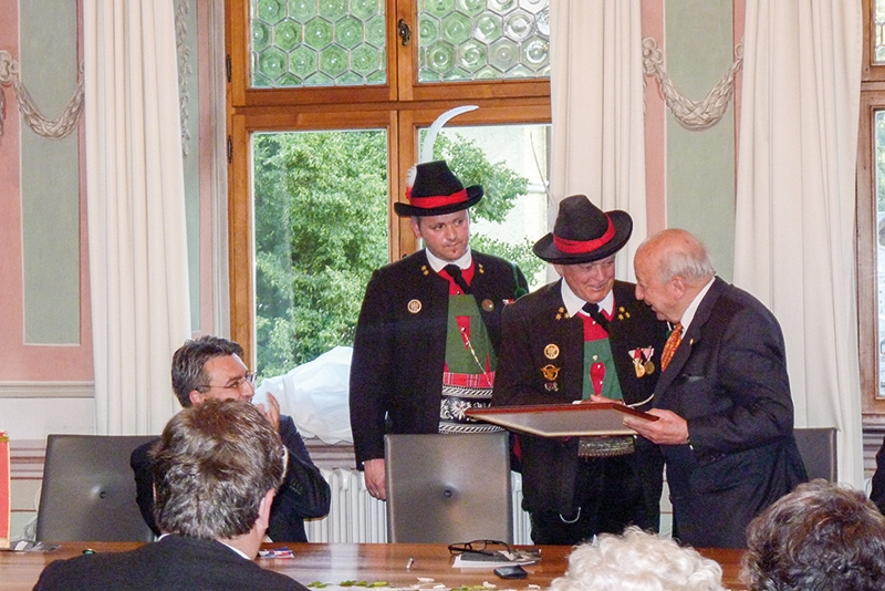 v.l: Olt. Uwe Frank, Hptm. Karl Pfitscher und Franz Matscher bei der Überreichung der Urkunde