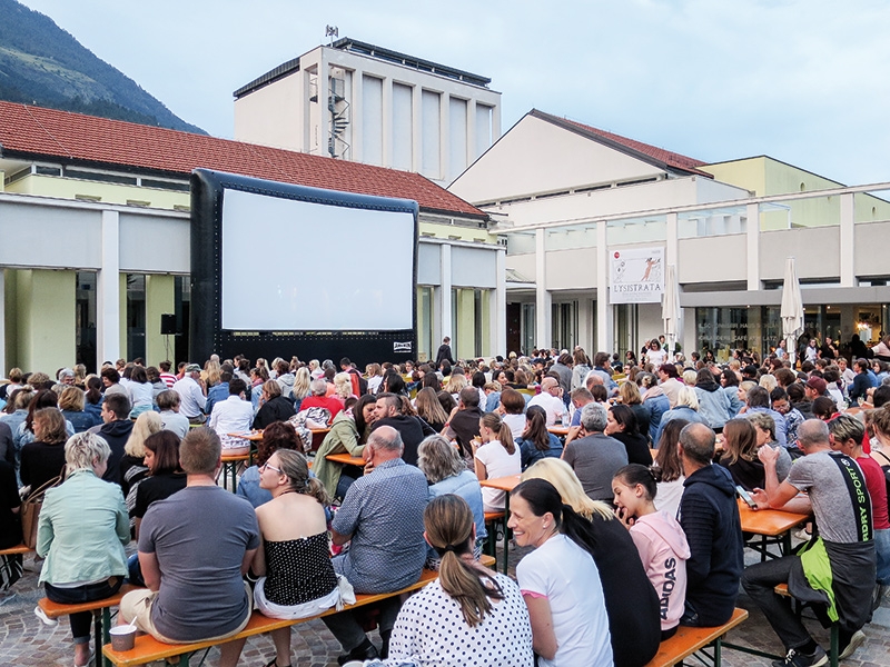 Bereits um 21 Uhr waren alle Bänke auf dem Kulturhausplatz besetzt. Ab 21:15 wurde der Musikfilm „A Star Is Born“ vorgeführt. Am 1. August wird der Thriller „Ballon“ von Michael „Bully“ Herbig gezeigt. 