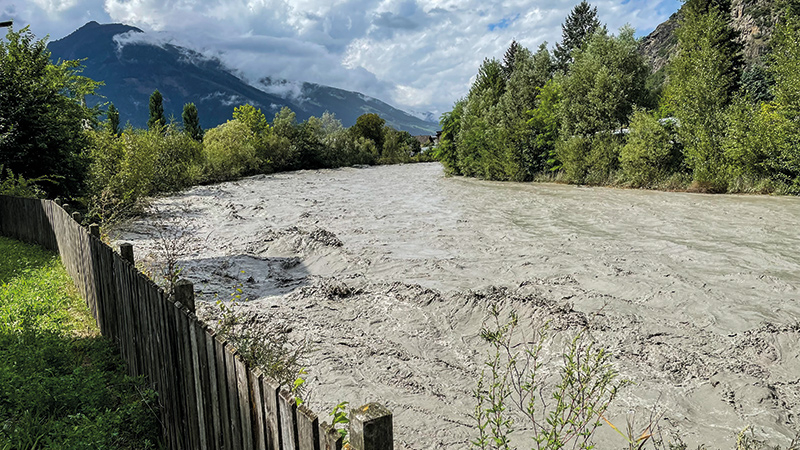 Bedrohliche Wassermassen in der Etsch bei Latsch: Schlimmeres konnte durch den Stausee in Zufritt  verhindert werden.