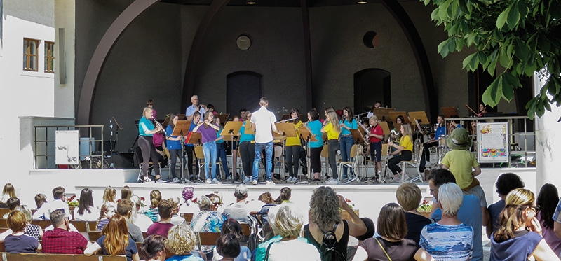 Neben den verschiedenen Abschlusskonzerten der Musikschulen, gab es vor Schulschluss auch eine Matinee auf dem Plawennplatz in Schlanders, organisiert von den Klassen mit musikalischer Ausrichtung der Mittelschule Schlanders. 