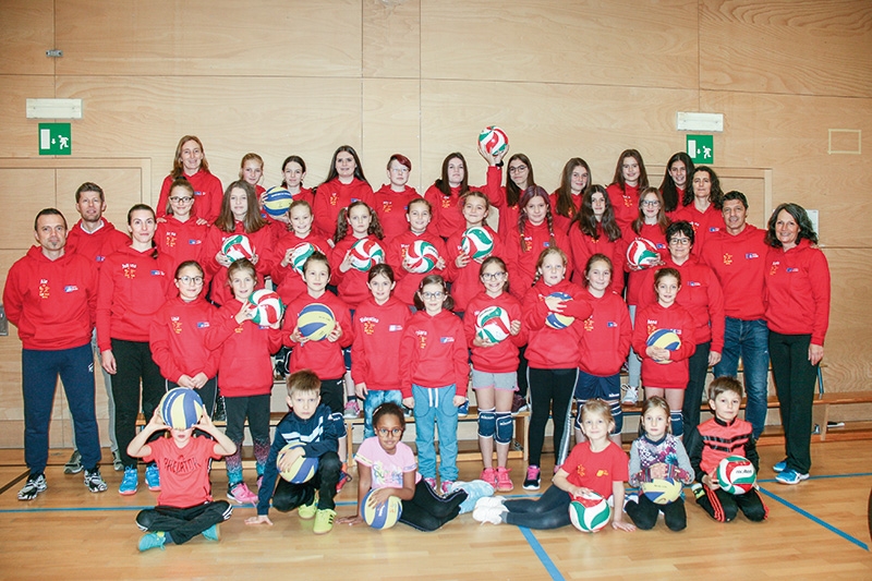 Die Volleyball Gruppen des ASV Mals in neuer Kleidung, mit Trainerteam und Sponsoren