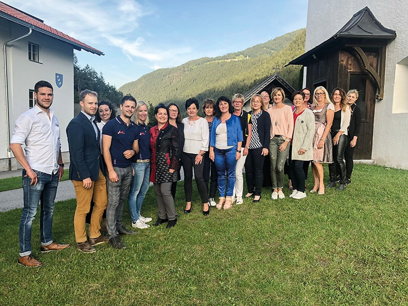 Die Jungunternehmer aus Südtirol und die Unternehmerinnen aus Südtirol und Bayern stellten anschließend ihre Organisation, deren Strukturen und ihre Jahresprogramme und Schwerpunkte vor. Den Abschluss bildete eine Erfahrungs- und Ideenaustausch. 