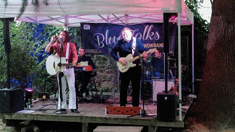 Viele der Musikgrößen der 50er, 60er und 70er Jahre hatten einen Hang für Übertreibungen und zur Selbstironie. Die Band „Blue Folks“ sagt von sich, dass sie die „die vielleicht geilste Rock’n Roll-Band zwischen Nowosibirsk und Chattanooga“ sei. Sei’s drum: In Partschins rockten die Jungs die Stachlburg