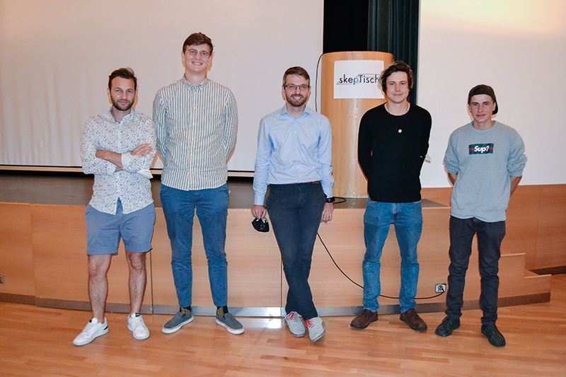 SkepTisch will weiterhin Daten und Fakten unter die Leute bringen. Von links David Frank,  Mathias Lechthaler, Redner David Gruber, Moderator Damian Eberhöfer, Marian Eberhöfer