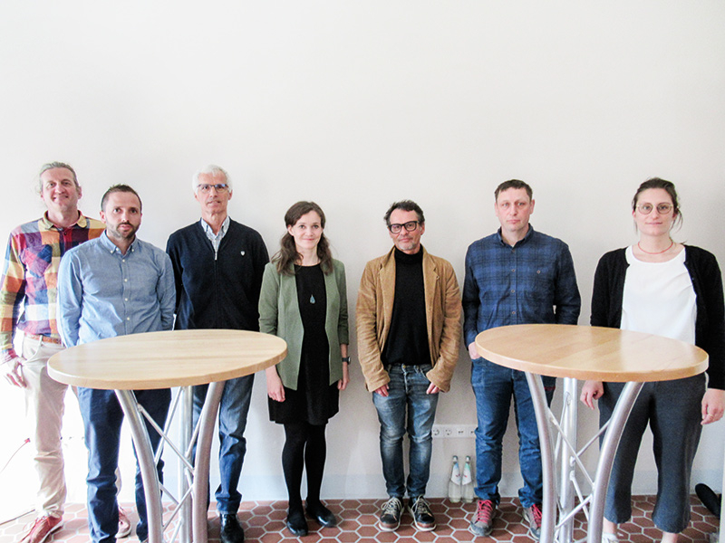  V. l. André Mallossek (Plattform Land), Fabian Schwarz (Vinschgerbau GmbH), Peter Erlacher (Experte für nachhaltiges Bauen), Ingrid Kofler (Uni Bozen), Markus Pescoller (Architektenkammer), Mathias Piazzi (Zimmerei Piazzi), Daria Habicher (Eurac Research)