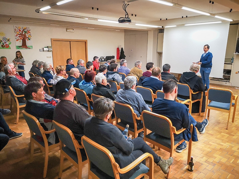 Imkerfortbildung im Gemeindehaus von Schluderns mit dem Referenten Christian Hörtnagl aus Taufers i. M.