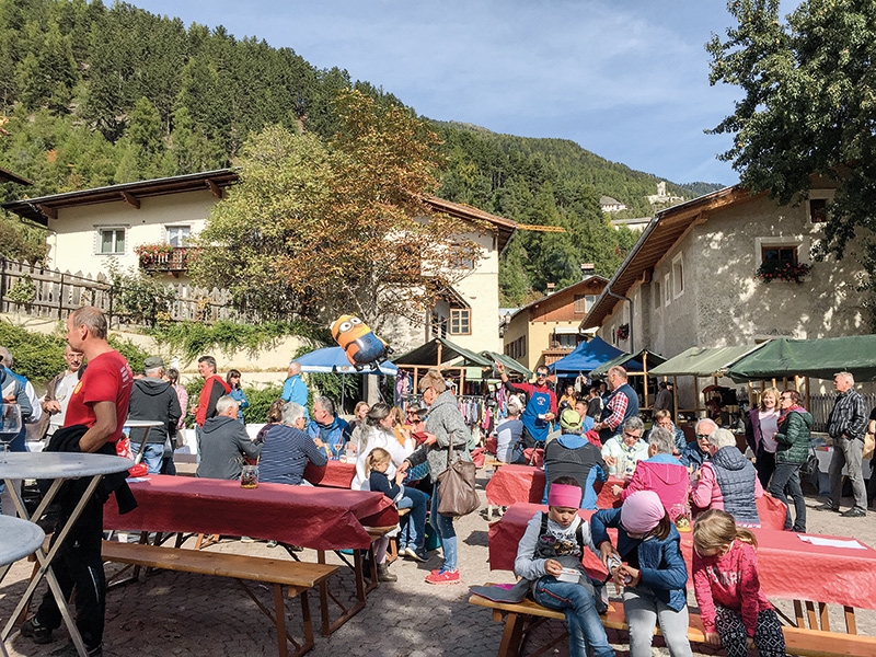 Geselliges Markttreiben mit kulinarischen Köstlichkeiten belebt die Sinne 