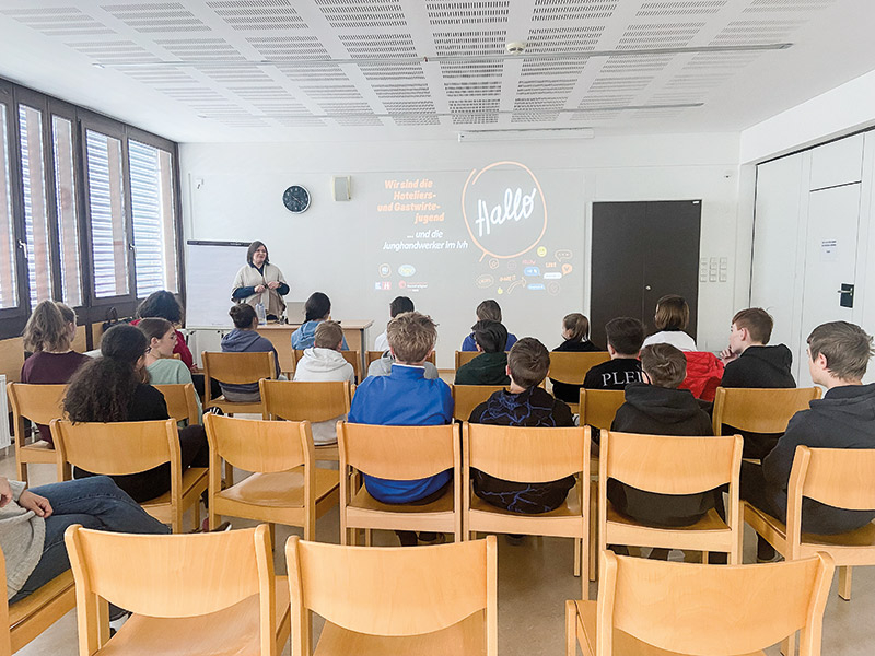 Schülerinnen und Schüler der Mittelschule Latsch bei dem interaktiven Vortrag. 