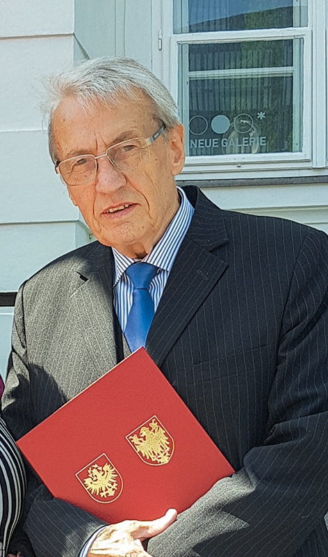 Auf den Laatscher PGR-Präsident Robert Wolf, Träger der Verdienstmedaille, wurde von den Mitglieder des PGR Laatsch und der Messnergruppe angestoßen 