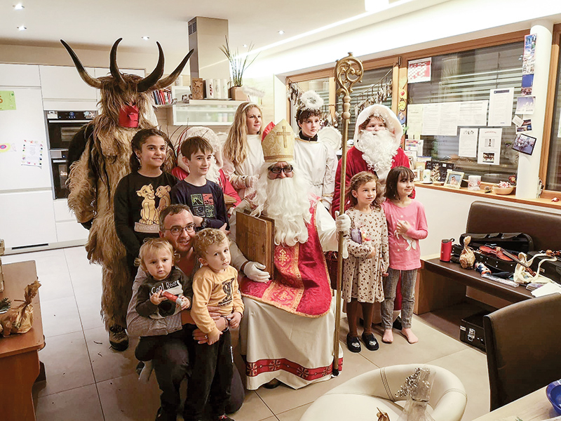 Der Nikolaus und sein Gefolge wurden beim Hausbesuch in der Glurnserstraße mit  Geigen- und Trompetenspiel überrascht