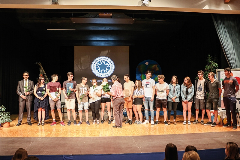 Abschlussklasse der Fachoberschule für Wirtschaft (FOWI): Max Ebensperger (1. v. l) und Tobias Paulmichl (4. v. l.)