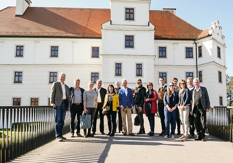 v.l.: Konrad Springer (AltBM Freising), Georg Altstätter (BM Martell), Theresa Hautzinger (LEADER), Johann Stegmair (BM Hohenkammer), Rita Egger (SWR), Raimund Prugger (SBB), Guido Romor (Integrierte ländliche Entwicklung), Susanne Huber (Integrierte ländliche Entwicklung), Rosalinde Gunsch Koch (BMin Taufers im M.), Ulrich Veith (BM Mals), Eva Ratschiller (BZG Vinschgau), Nina Huber (Kulturregion Ampertal), Verena Gufler (LEADER Vinschgau), Friedl Saperlza (GWR) und Pfitscher Karl (Tourismus)