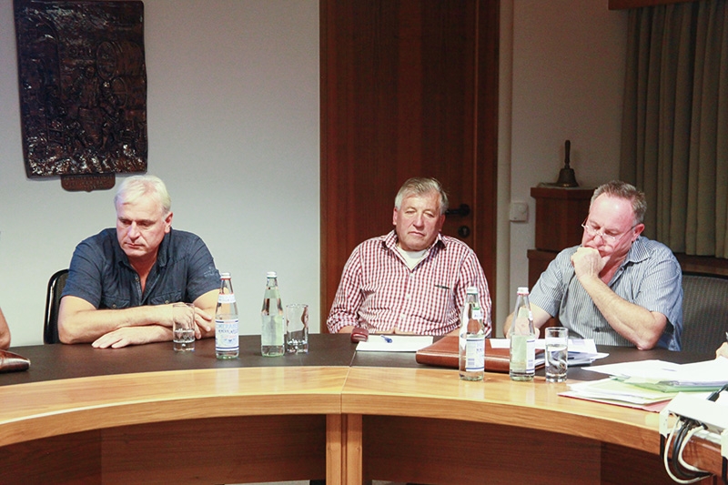 Christian „Christl“ Oberperfler (Mitte) schlägt als Einweihungstermin für das Seniorenheim Lichtmess, den 2. Februar 2020 vor