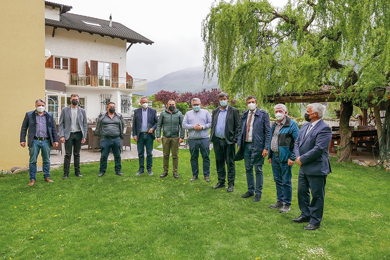 v.l. Georg Altstätter BM Martell, Matthias Tappeiner Vorsitzender JG Vinschgau, Christian Stricker Vize BM Latsch, Manfred Pinzger HGV, Mauro Dalla Barba BM Latsch, Dieter Pinggera Bezirksgemeinschaftspräsident, Albrecht Plangger SVP Bezirksobmann/Parlamentarier, Daniel Alfreider Landesrat, Karl Pfitscher Wirtschaft Vinschgau, Sepp Noggler Landtagspräsident/Abgeordneter Vinschgau.