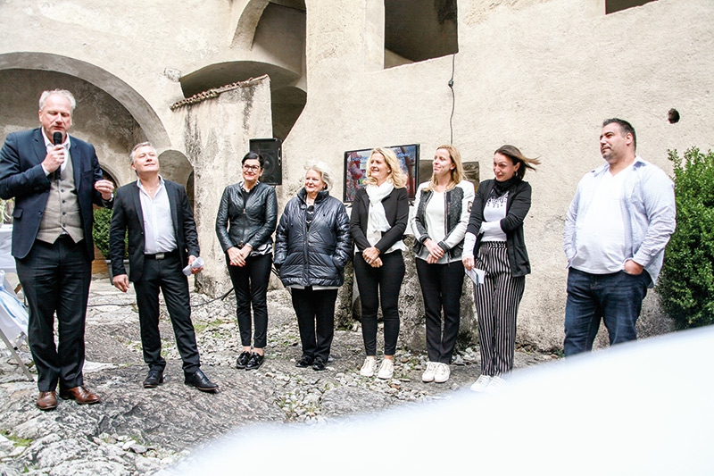 Bei der Spargelzeiteröffnung v.l.: BM Gustav Tappeiner, TV-Präsident Manni Prantl (Pizzastube zur Sonne), Karin Linser (Restaurant Bauhof), Christine Gstirner (Gasthof Gstirnerhof), Jasmine Raffeiner Raffl (Genusshotel Panorama), Silvia Rungg (Restaurant Himmelreich), Madlen Langklotz (Bad Kochenmoos) und Florian Schienbacher (Restaurant Ferdy).